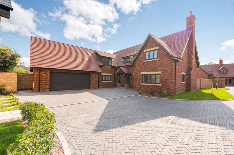 5 bedroom detached house for sale