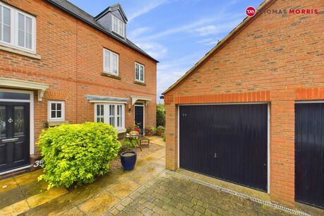 4 bedroom end terraced house for sale